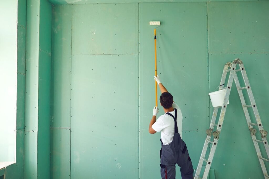 Male vegger innendørs